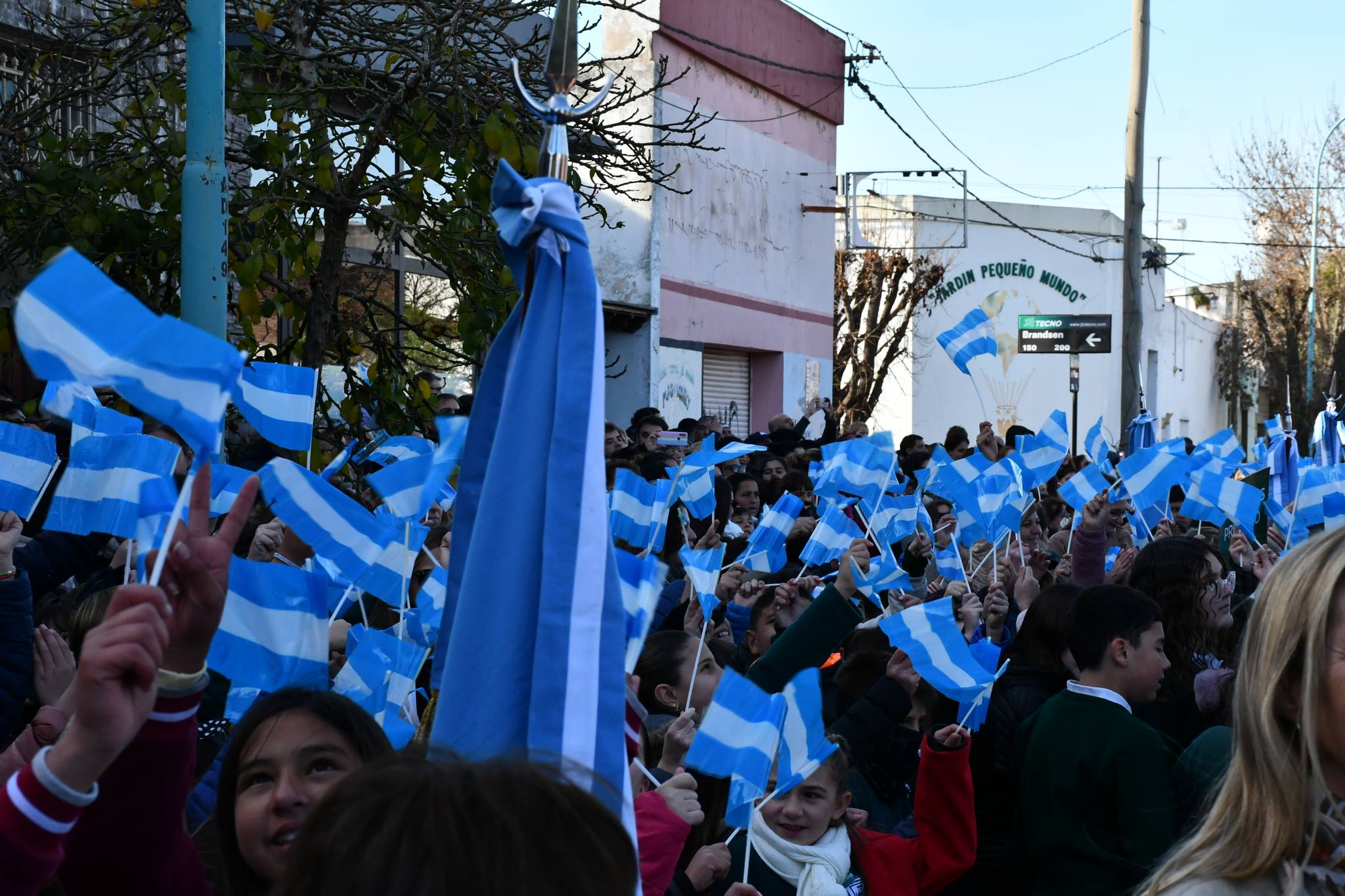 CIENTOS DE ESTUDIANTES JURARON LEALTAD A LA BANDERA | HoyChivilcoy ...