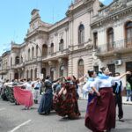 HOMENAJE A LA TRADICIÓN CON DESFILE Y BAILE: 10 FOTOS