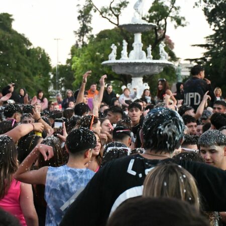 SIN INCIDENTES: FESTEJARON EL ÚLTIMO PRIMER DÍA DE CLASES EN LA PLAZA CENTRAL