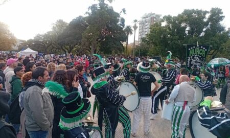 FERIA EN LA PLAZA CENTRAL: MÁS DE 300 PUESTOS, MURGA Y MUCHOS VISITANTES