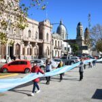 ABRAZO SIMBÓLICO A LA PLAZA 25 DE MAYO CON GIGANTESCA BANDERA