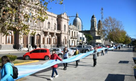 ABRAZO SIMBÓLICO A LA PLAZA 25 DE MAYO CON GIGANTESCA BANDERA
