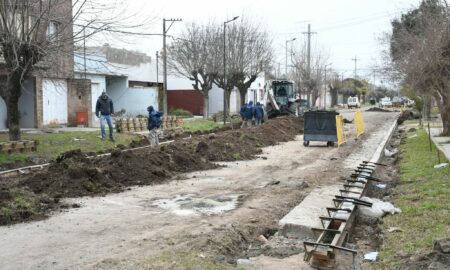 BARRIO "GATO Y MANCHA": AVANZAN OBRAS DE CORDÓN Y CUNETA