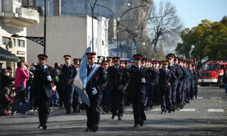 80 AÑOS: IMPONENTE DESFILE EN HONOR DE LA SOCIEDAD DE BOMBEROS DE CHIVILCOY