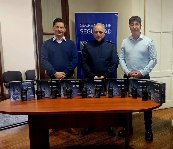 ENTREGARON NUEVOS EQUIPOS DE COMUNICACIÓN A LA POLICÍA