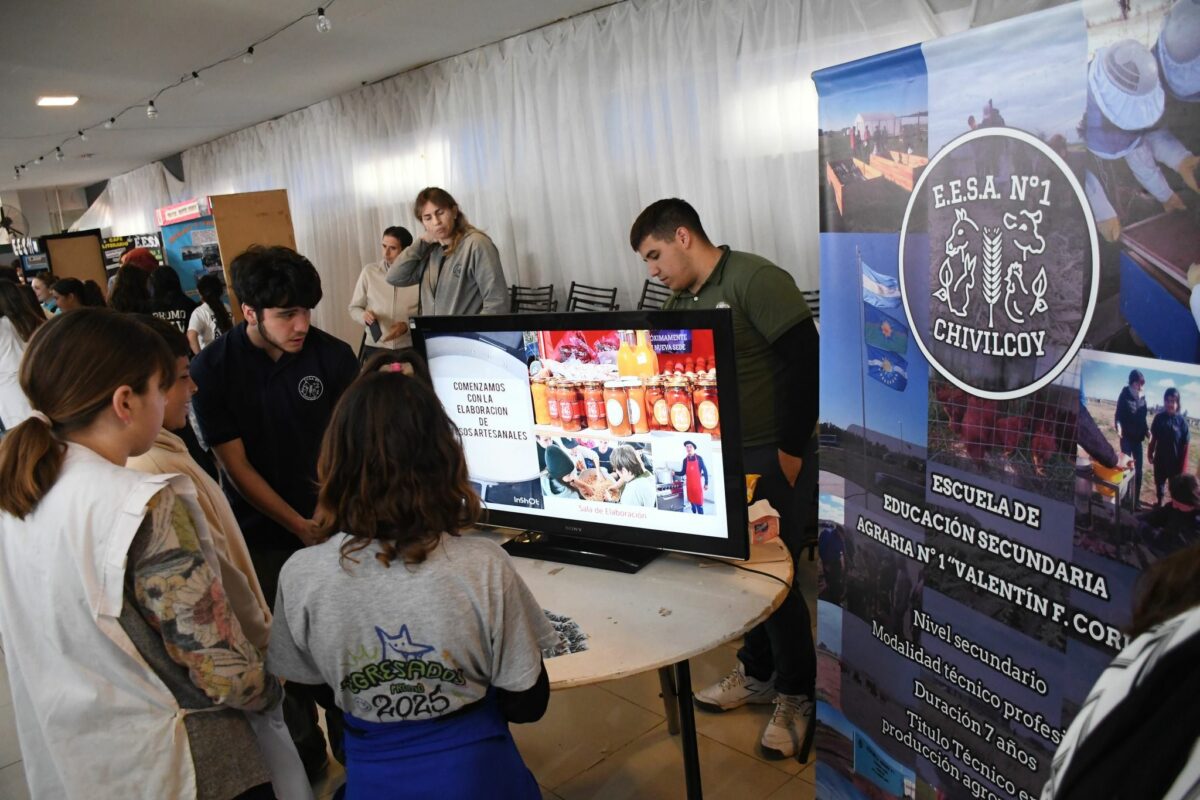FERIA DE EDUCACIÓN SECUNDARIA: EXPONEN OFERTAS DE DIFERENTES ESCUELAS