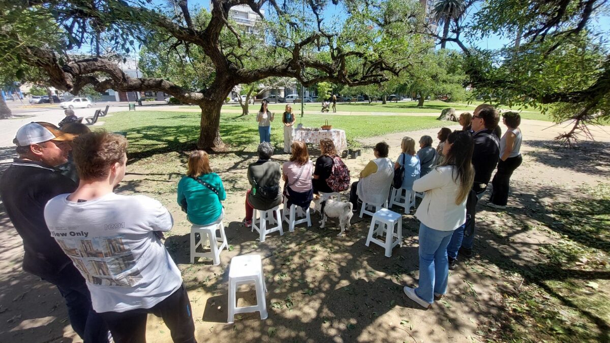 BAJO EL AÑOSO CEIBO DE LA PLAZA CENTRAL SE CELEBRÓ EL DÍA DE LA FLOR NACIONAL