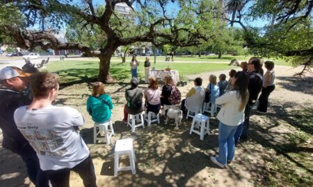 BAJO EL AÑOSO CEIBO DE LA PLAZA CENTRAL SE CELEBRÓ EL DÍA DE LA FLOR NACIONAL