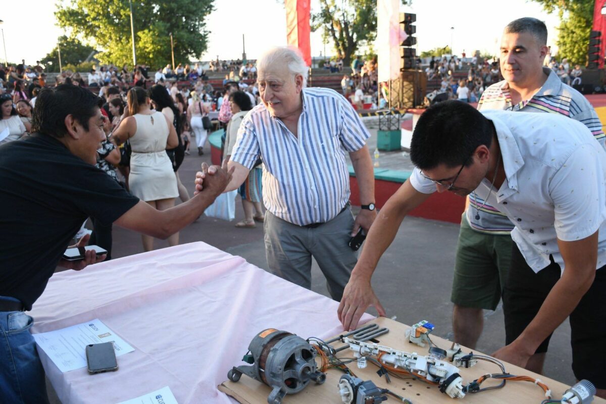 "SE PUEDE AHORRAR DINERO EN CUALQUIER COSA, MENOS EN CAPACITAR A NUESTROS VECINOS"