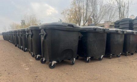 PIDEN NO COLOCAR RAMAS O ESCOMBROS EN CONTENEDORES