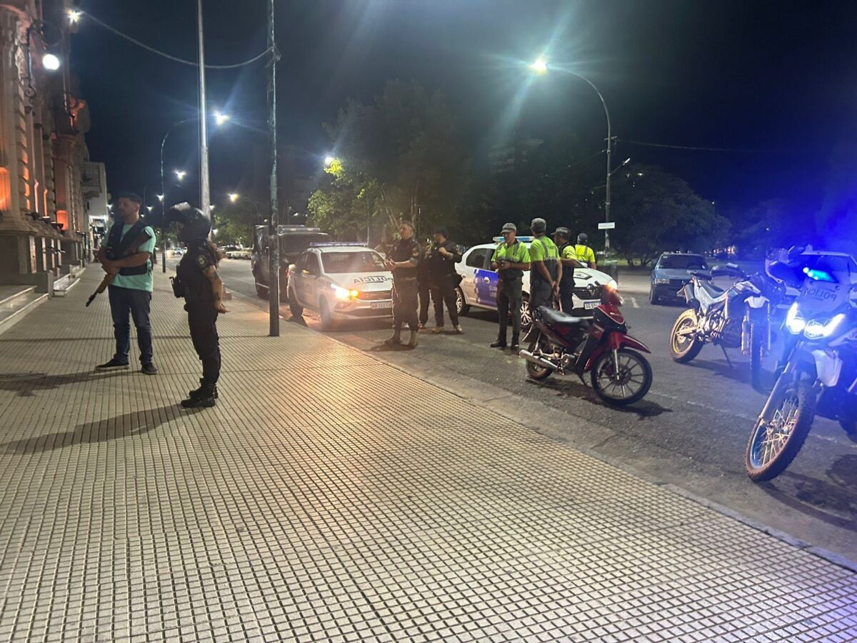 CONTROLES EN EL CENTRO: IDENTIFICARON PERSONAS Y SECUESTRARON VEHÍCULOS