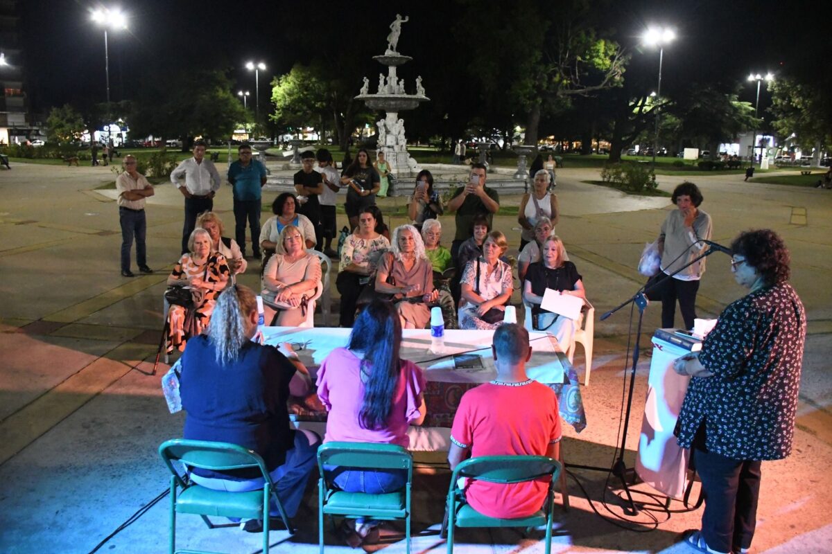 POEMAS EN LA PLAZA: ESCRITORES LOCALES LEYERON OBRAS PROPIAS Y DE OTROS AUTORES