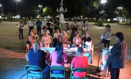 POEMAS EN LA PLAZA: ESCRITORES LOCALES LEYERON OBRAS PROPIAS Y DE OTROS AUTORES