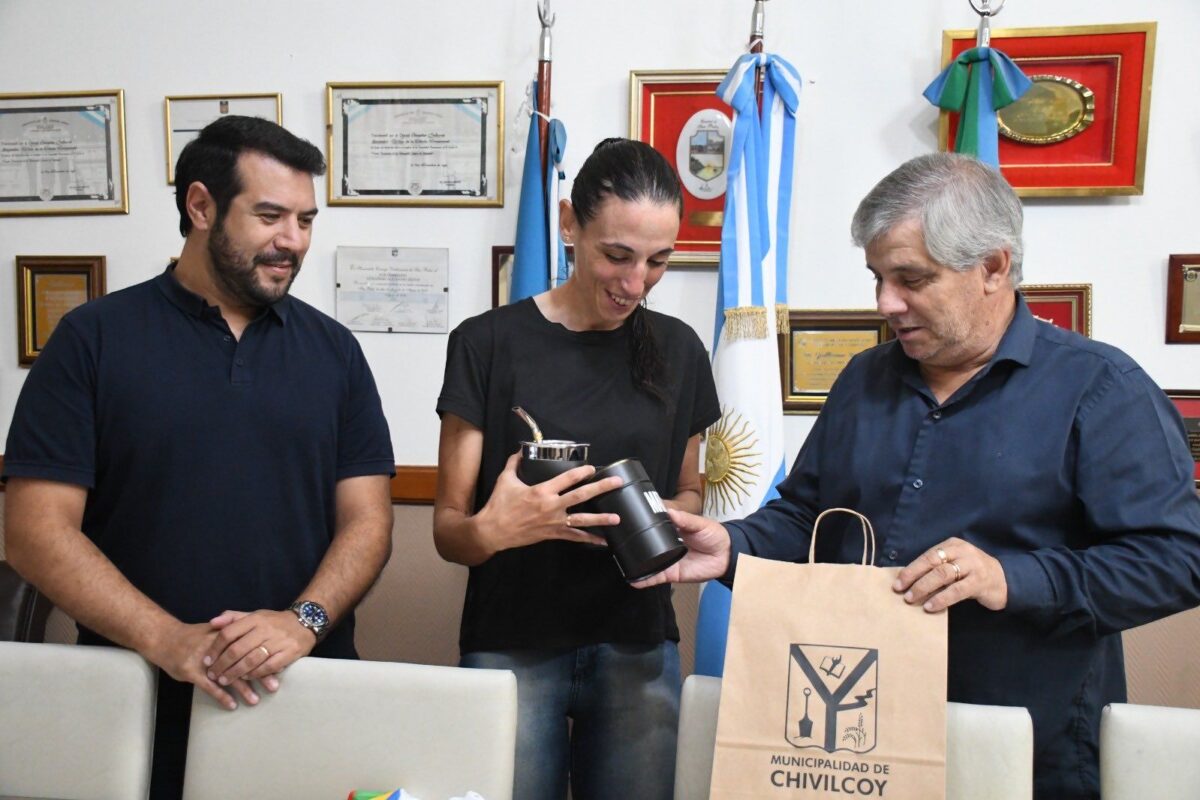 DISTINGUIÓ EL INTENDENTE A CAMPEONA SUDAMERICANA DE CICLISMO