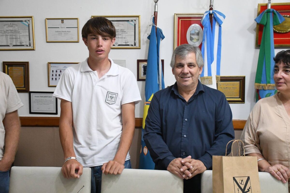 EL INTENDENTE DISTINGUIÓ AL CICLISTA MÁXIMO SALAS ANTES DE SU VIAJE A PANAMÁ