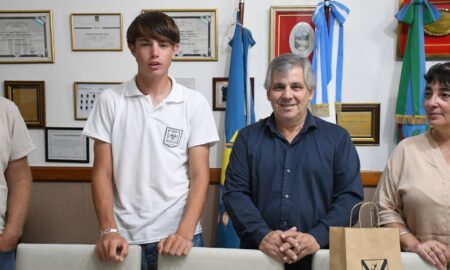 EL INTENDENTE DISTINGUIÓ AL CICLISTA MÁXIMO SALAS ANTES DE SU VIAJE A PANAMÁ