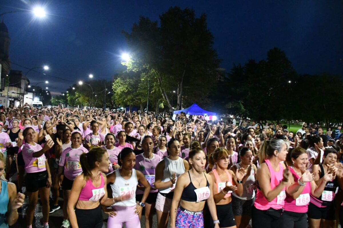 UNA MULTITUD SE CONGREGÓ PARA CELEBRAR EL DÍA DE LA MUJER
