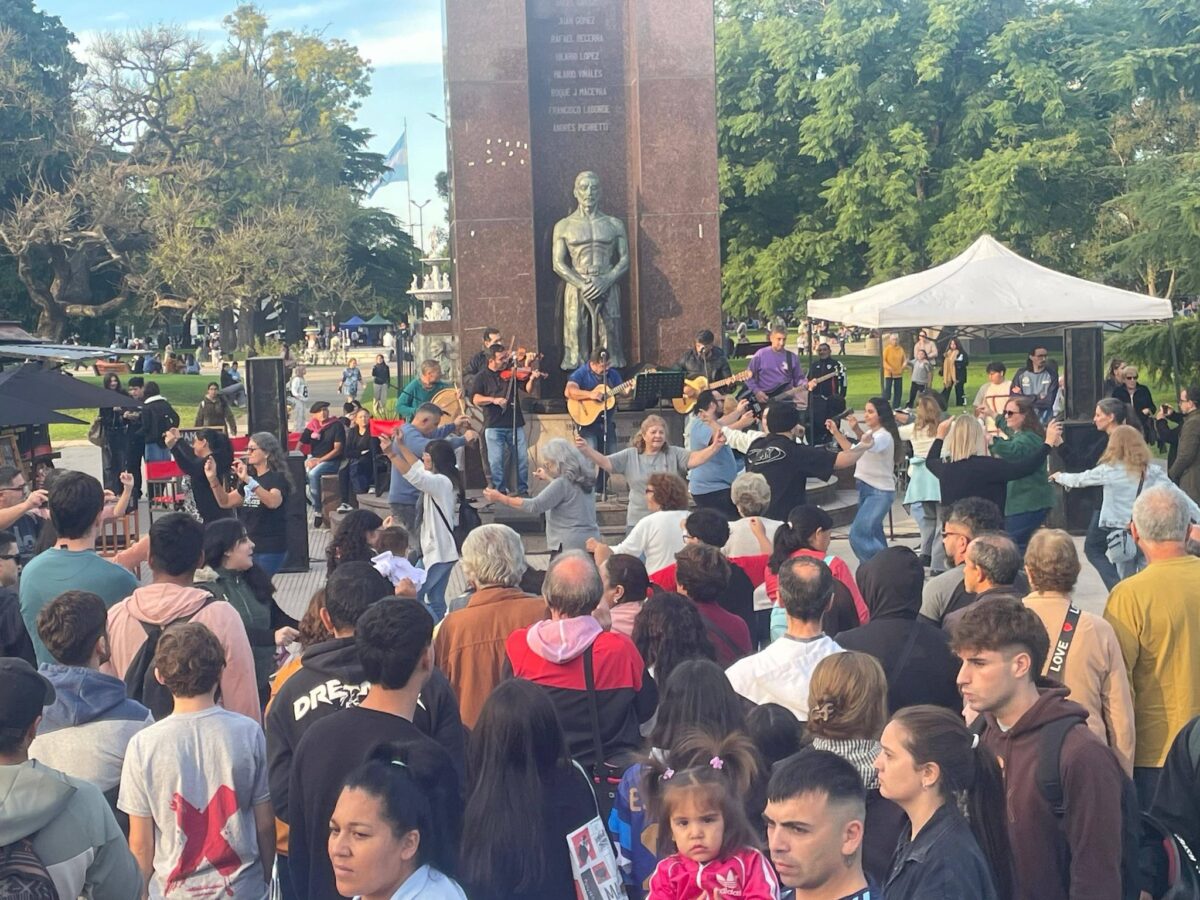 FERIA, MÚSICA Y BAILE EN LA PLAZA CENTRAL
