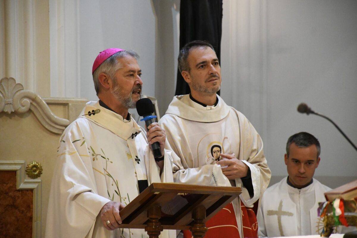 EL OBISPO PUSO EN POSESIÓN AL NUEVO PÁRROCO DE NUESTRA SEÑORA DEL CARMEN
