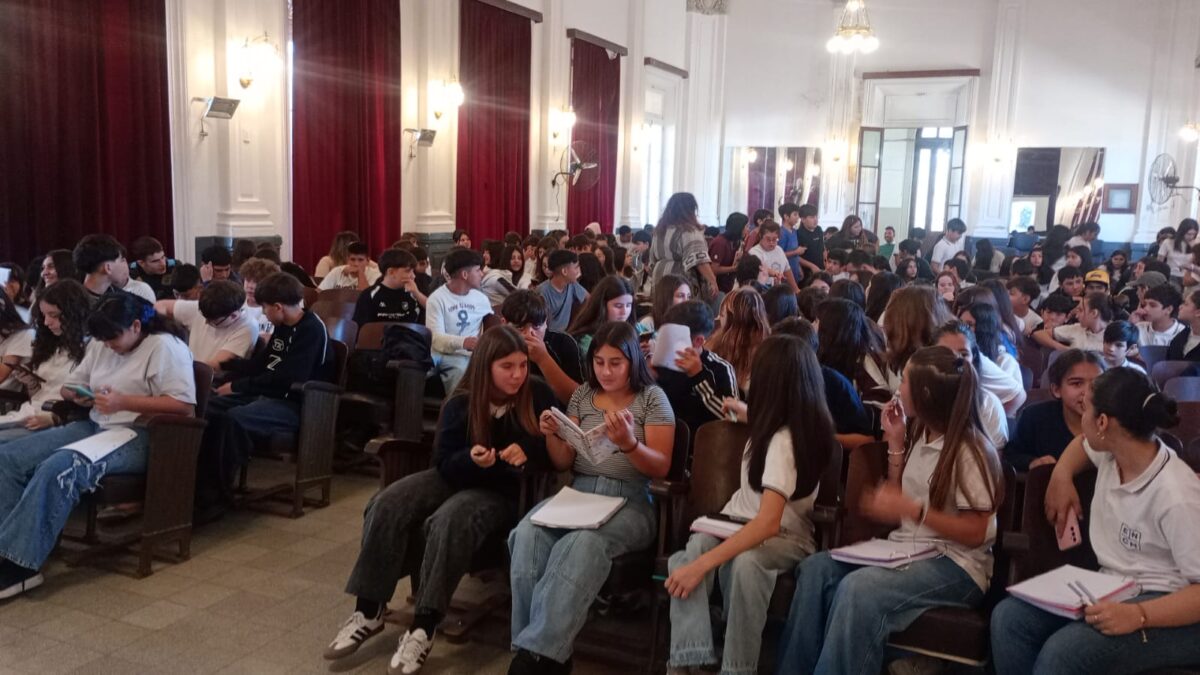 BUSCAN CONCIENTIZAR A ESTUDIANTES SOBRE PROBLEMÁTICAS AMBIENTALES