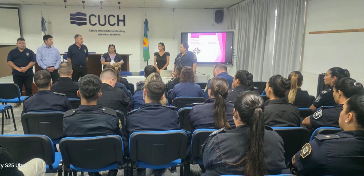 CAPACITAN A PERSONAL POLICIAL SOBRE POLÍTICAS DE GÉNERO Y VIOLENCIA