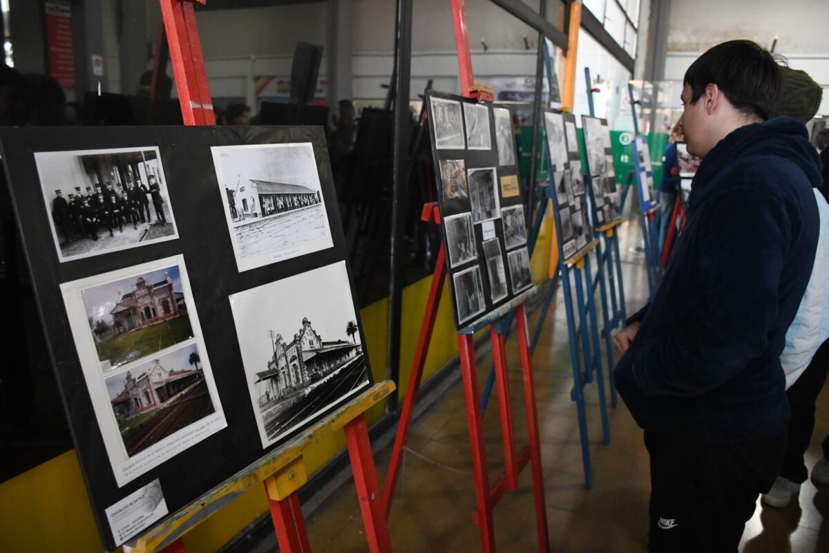 "EL ÚLTIMO TREN": EN LA TERMINAL DE ÓMNIBUS SE INAUGURÓ UNA MUESTRA DE FOTOS