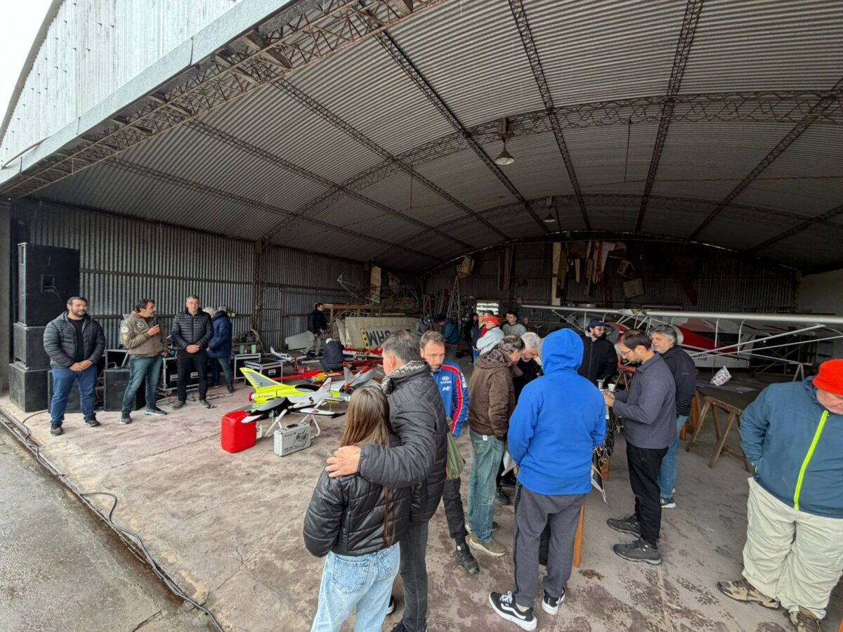ATRACTIVA MUESTRA DE AEROMODELOS