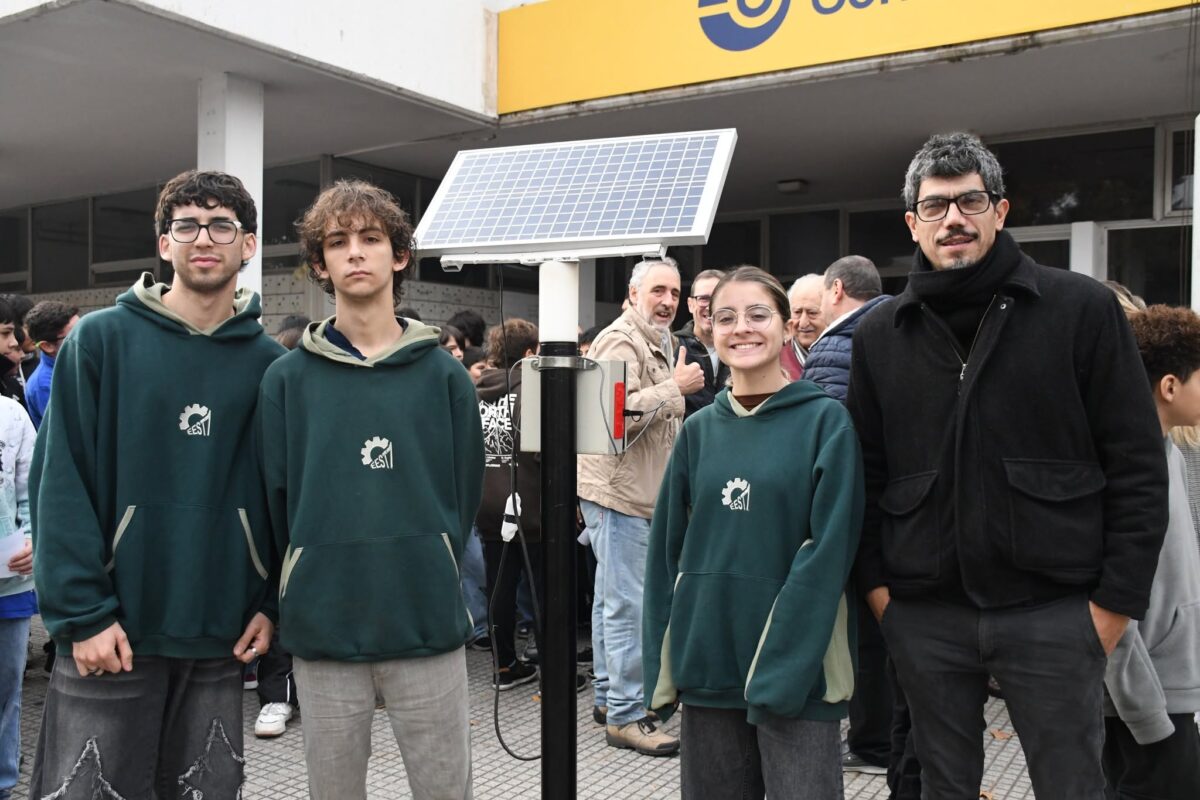PRESENTARON CARGADOR SOLAR DE CELULARES: SERÁ INSTALADO EN PARADA DE COLECTIVOS