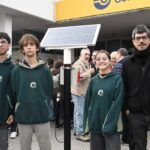 PRESENTARON CARGADOR SOLAR DE CELULARES: SERÁ INSTALADO EN PARADA DE COLECTIVOS
