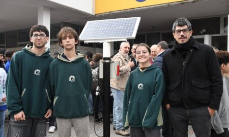 PRESENTARON CARGADOR SOLAR DE CELULARES: SERÁ INSTALADO EN PARADA DE COLECTIVOS