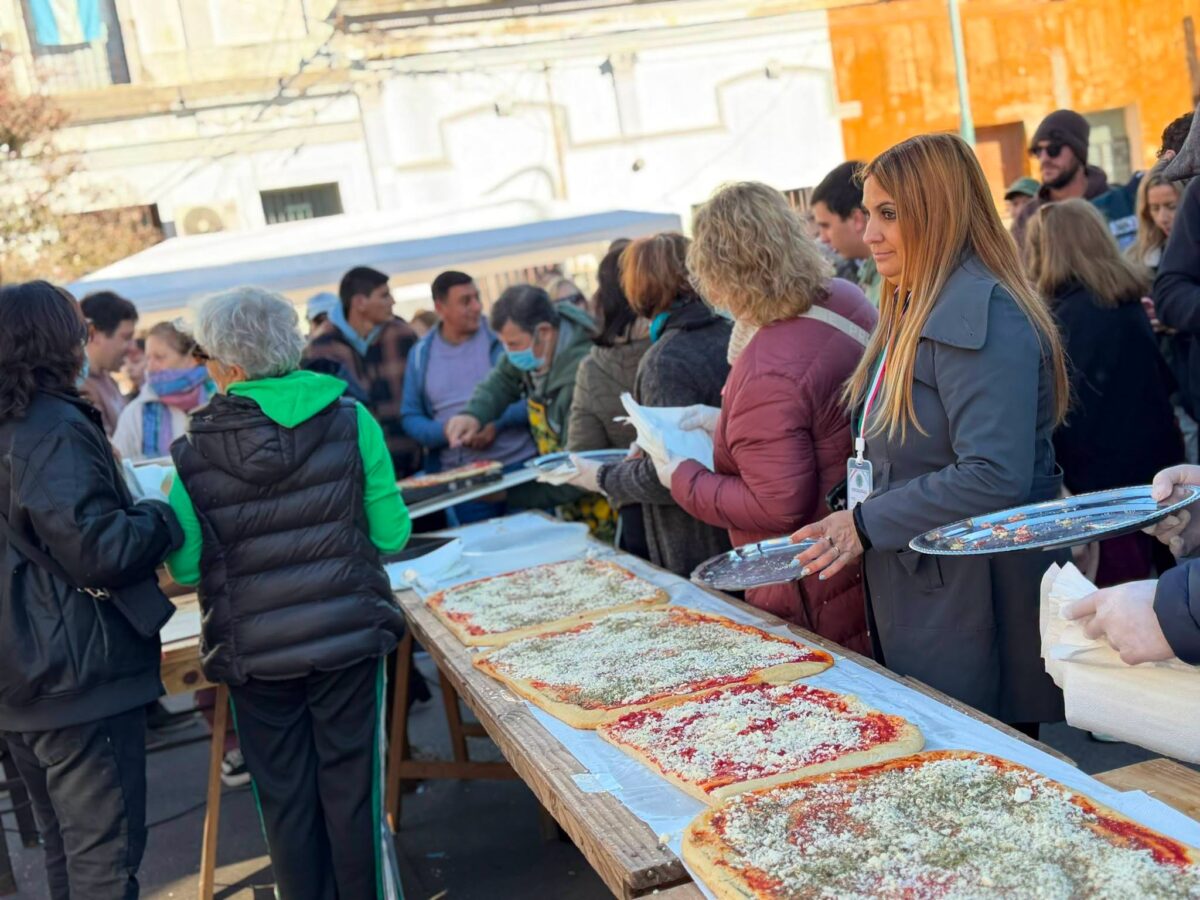 PIZZA GIGANTE DE 100 METROS FUE COMPARTIDA GRATIS POR CIENTOS DE VECINOS