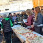 PIZZA GIGANTE DE 100 METROS FUE COMPARTIDA GRATIS POR CIENTOS DE VECINOS