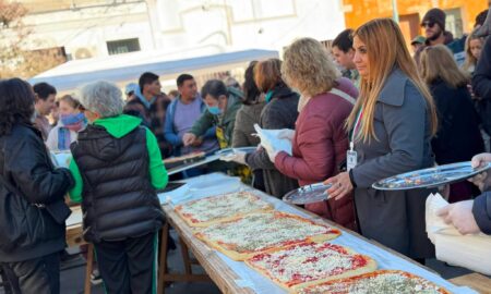 PIZZA GIGANTE DE 100 METROS FUE COMPARTIDA GRATIS POR CIENTOS DE VECINOS