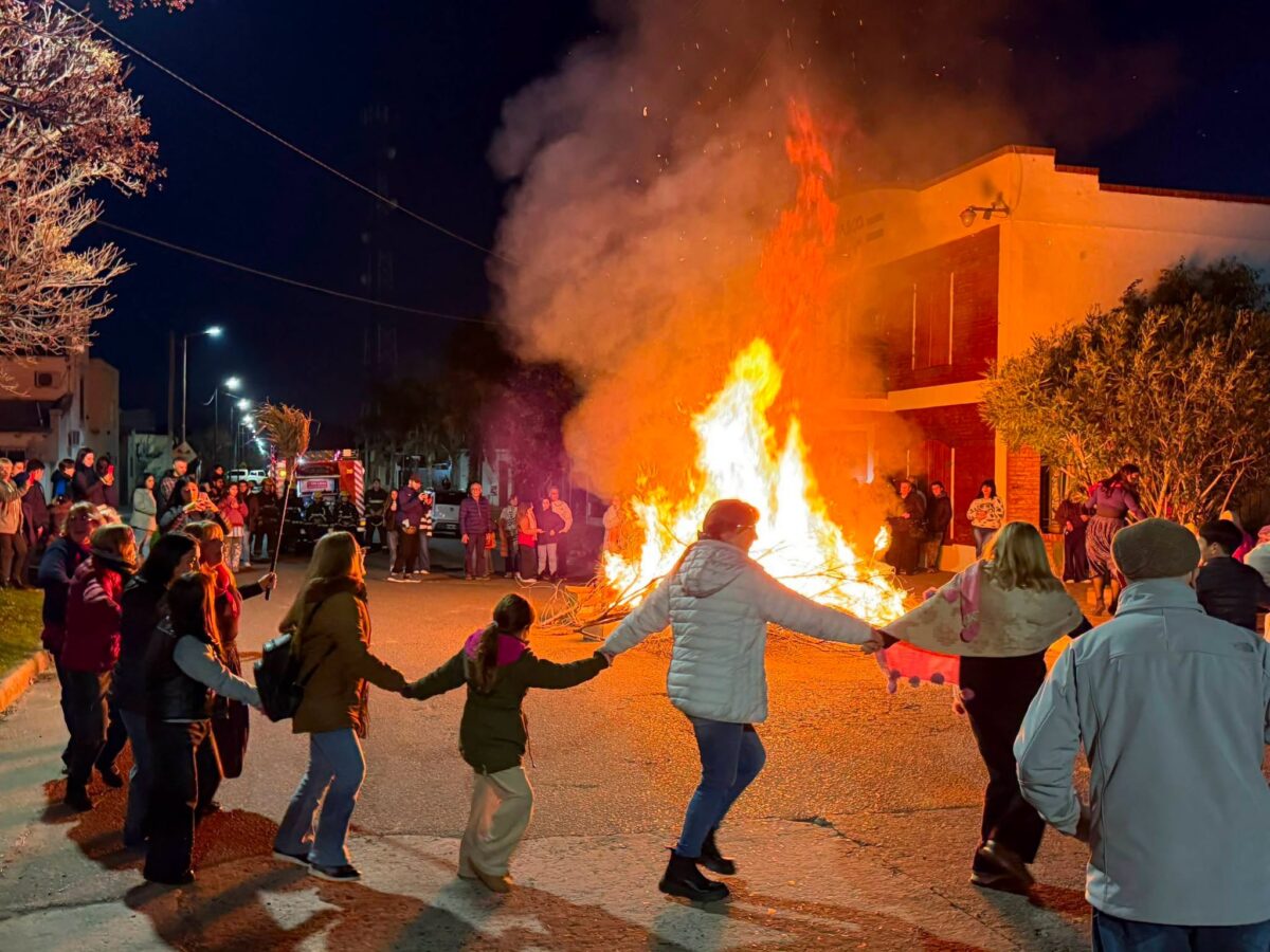 CON GRAN FOGATA SE CELEBRÓ LA NOCHE DE SAN JUAN