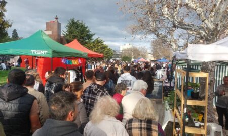 FERIA BIO: GRAN CANTIDAD DE VECINOS COLMARON LA PLAZA CENTRAL