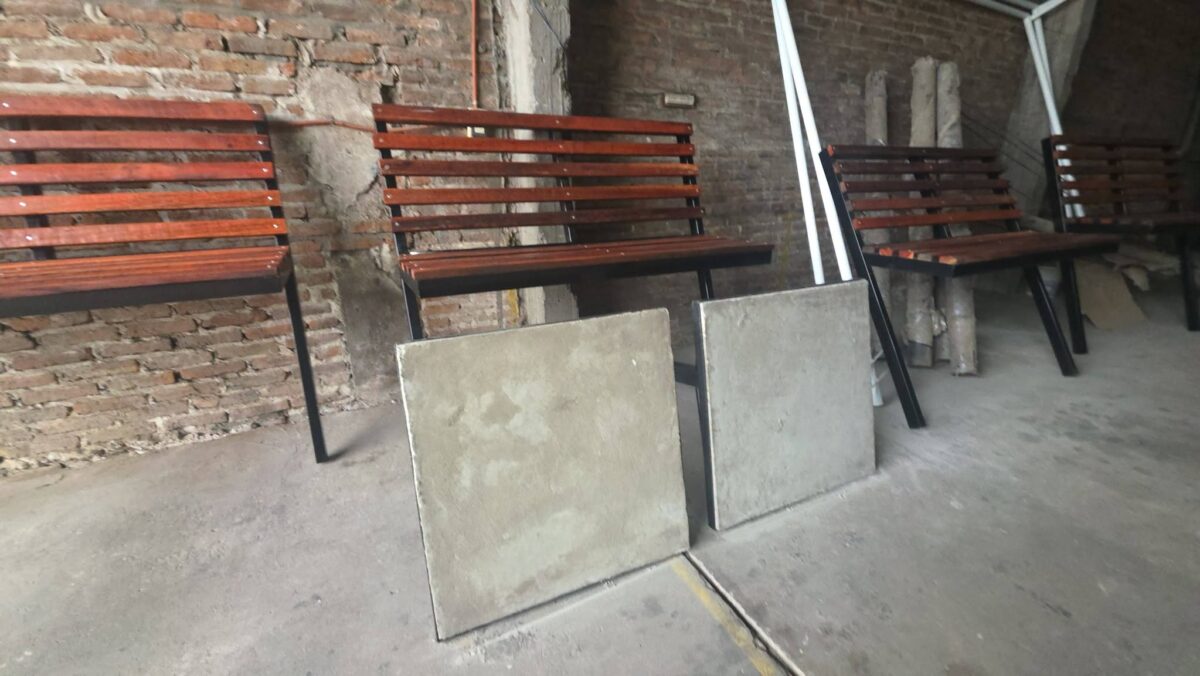 TALLERES MUNICIPALES: CON MATERIAL RECICLADO FABRICAN ELEMENTOS PARA ESPACIOS PÚBLICOS