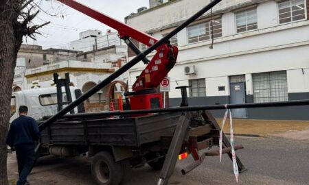INSTALAN NUEVAS COLUMNAS DE ALUMBRADO EN ZONA CÉNTRICA