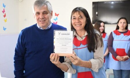 DOCENTE DE EXTENSA TRAYECTORIA FUE DISTINGUIDA POR EL INTENDENTE