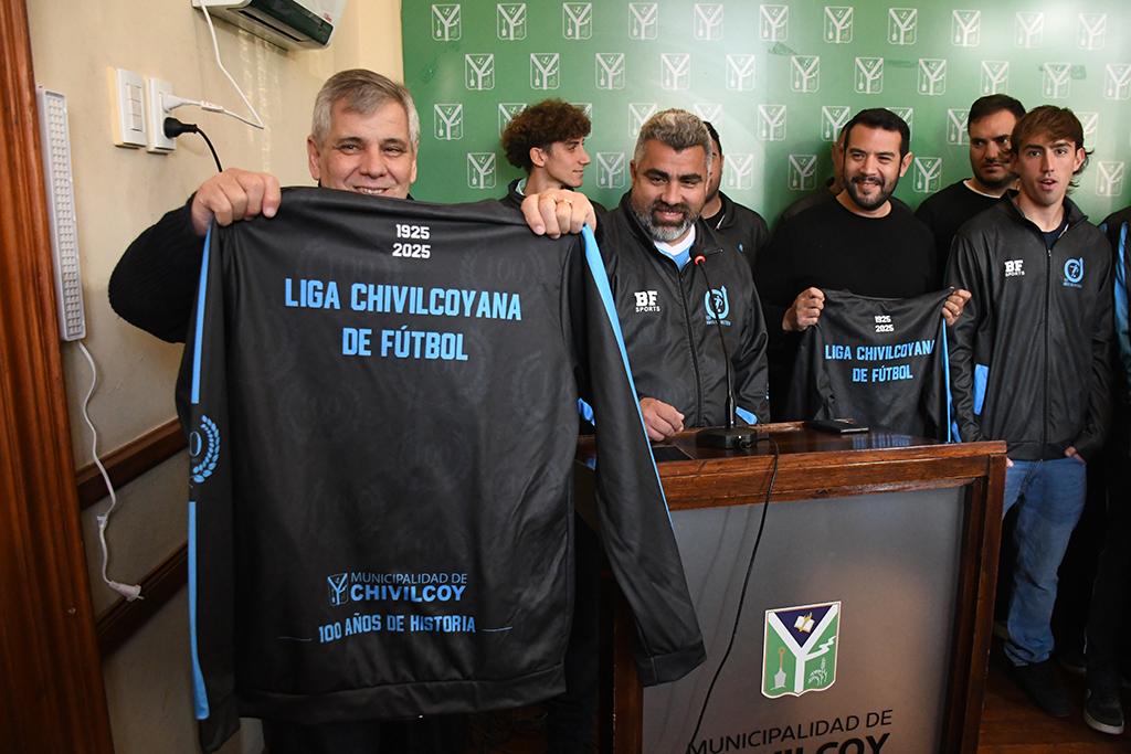 FEDERAL DE FÚTBOL: PRESENTARON LAS CAMISETAS DE SELECCIONES INFERIORES
