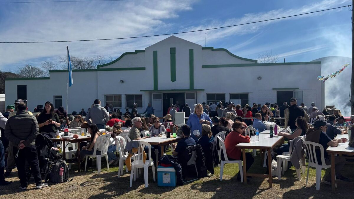 BENÍTEZ: FIESTA DEL AGRICULTOR CON DESFILE DE MAQUINARIAS Y DISTINCIONES A VECINOS