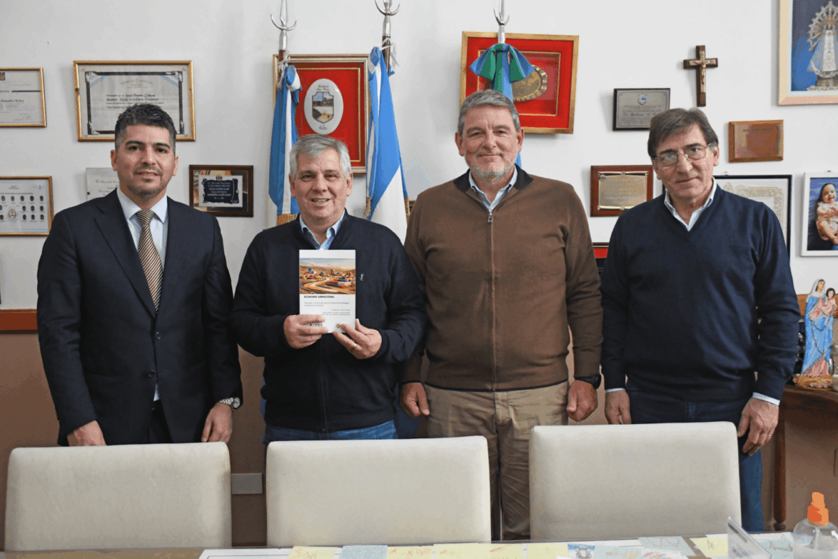 RECIBIÓ EL INTENDENTE AL ECONOMISTA DÍAZ BAY: PRESENTÓ LIBRO SOBRE DESARROLLO TERRITORIAL