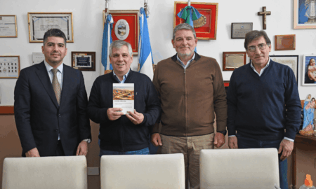 RECIBIÓ EL INTENDENTE AL ECONOMISTA DÍAZ BAY: PRESENTÓ LIBRO SOBRE DESARROLLO TERRITORIAL