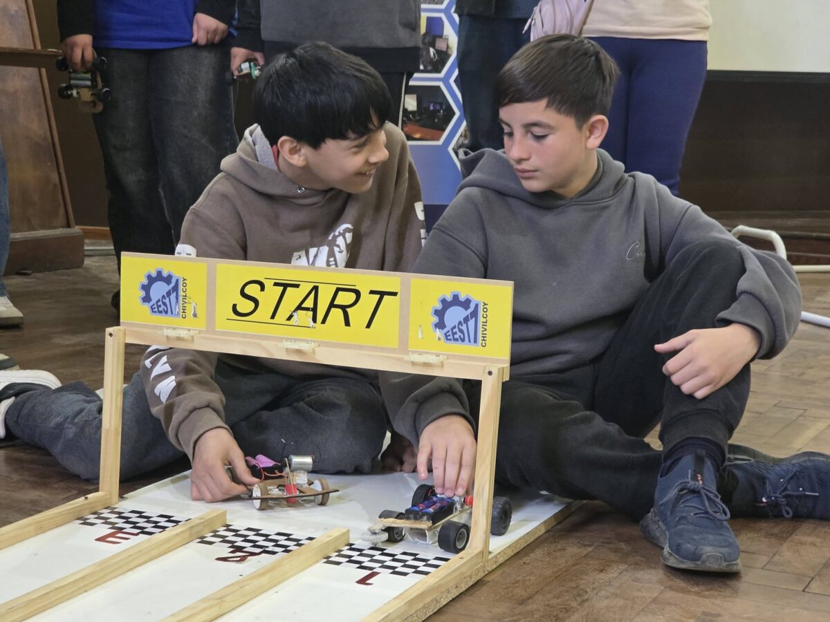 FERIA DE ROBÓTICA: EXHIBIERON PROYECTOS DESARROLLADOS POR  ESTUDIANTES Y DOCENTES