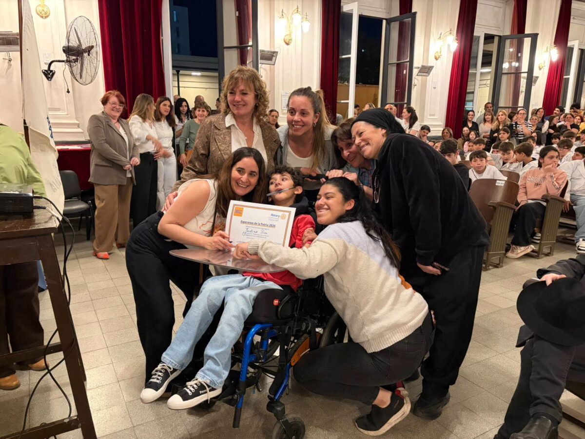 MÁS DE 100 ALUMNOS FUERON DISTINGUIDOS COMO "ESPERANZA DE LA PATRIA"