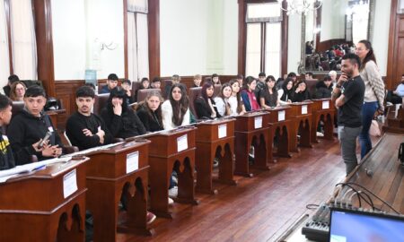 ESTUDIANTES DEBATIERON SOBRE PROTAGONISMO DEMOCRÁTICO Y PARTICIPACIÓN JUVENIL