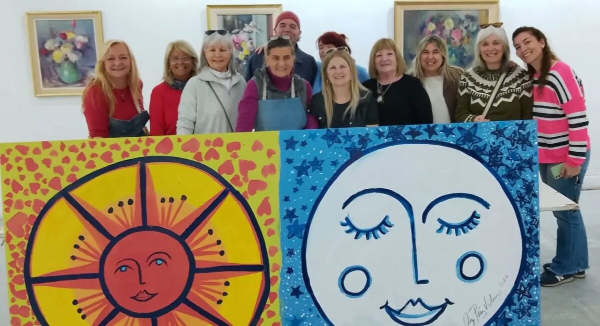 LA ARTISTA URUGUAYA PÁEZ VILARÓ VISITÓ CHIVILCOY Y PINTÓ UN MURAL CON ESTUDIANTES