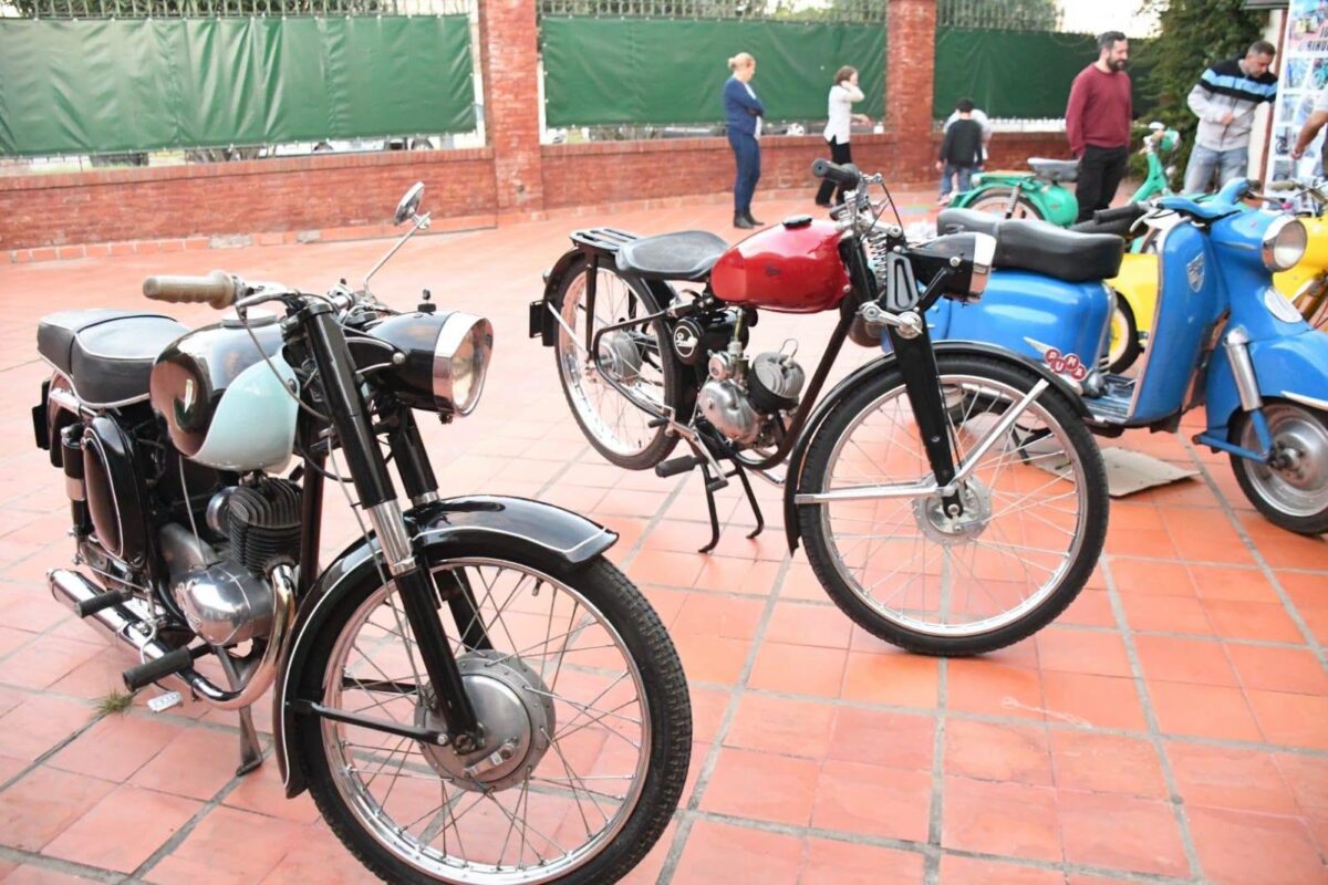 MUESTRA DE COLECCIONISTAS: FUERON EXHIBIDAS MOTOS ANTIGUAS Y SORPRENDENTES OBJETOS