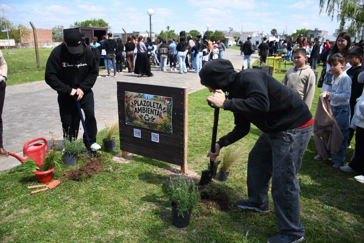 EN LA PLAZOLETA GUERNICA FUE INAUGURADO UN ESPACIO AMBIENTAL