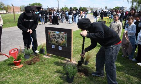 EN LA PLAZOLETA GUERNICA FUE INAUGURADO UN ESPACIO AMBIENTAL