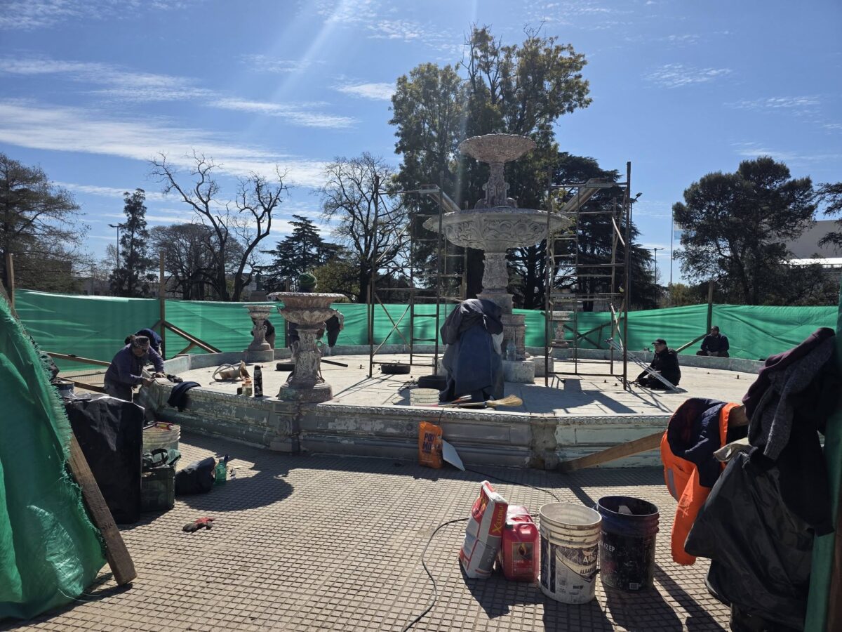 AVANZA LA RESTAURACIÓN DE LA FUENTE DE LA PLAZA CENTRAL